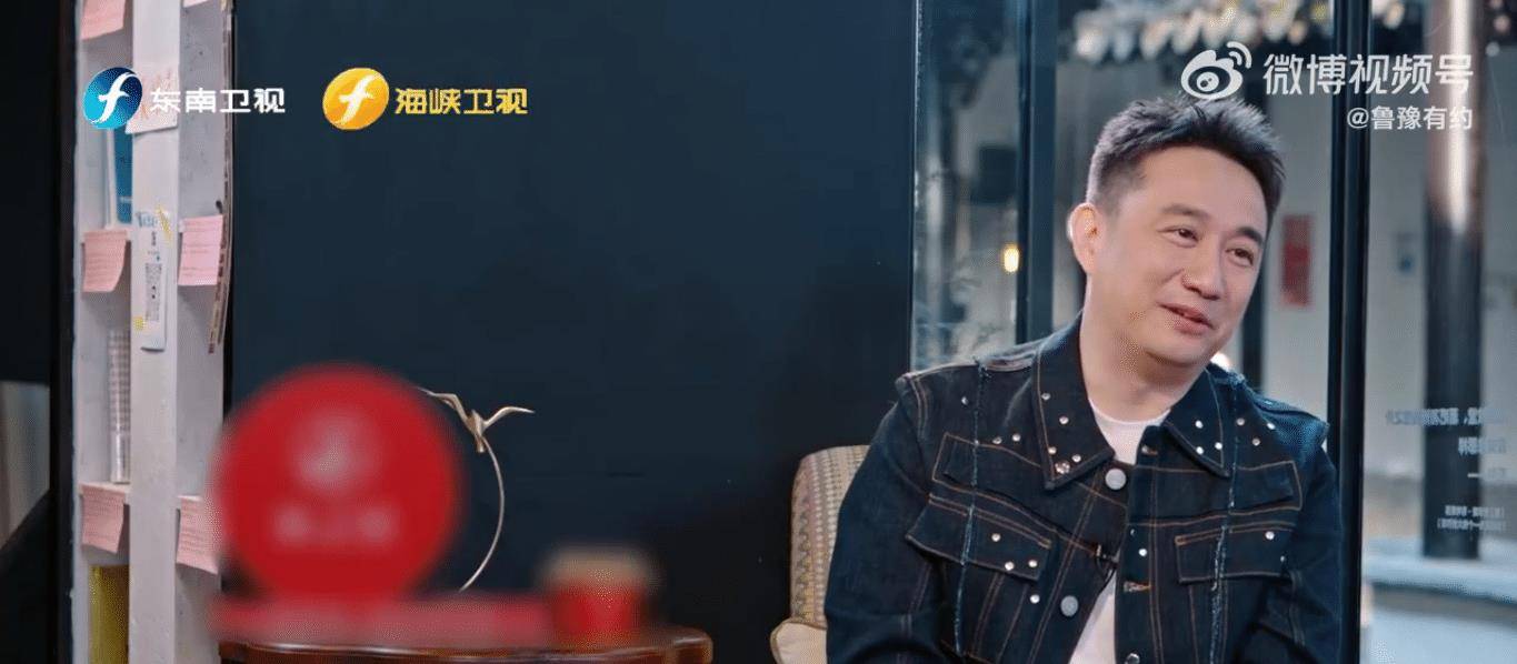 儿子趴在自己的肚子上听见了肠鸣,知道是因为减肥不吃后,儿子就劝黄磊