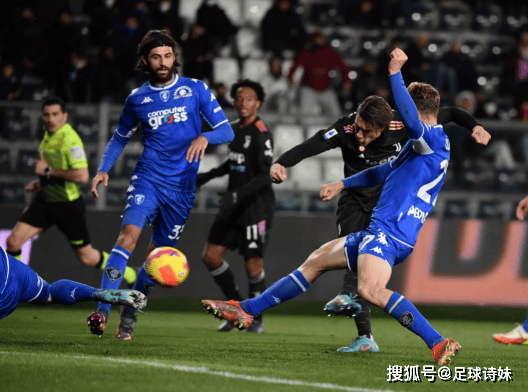 担任本场比赛主裁判的是南亚裔主裁判桑尼·辛格·吉爾,他本赛季曾