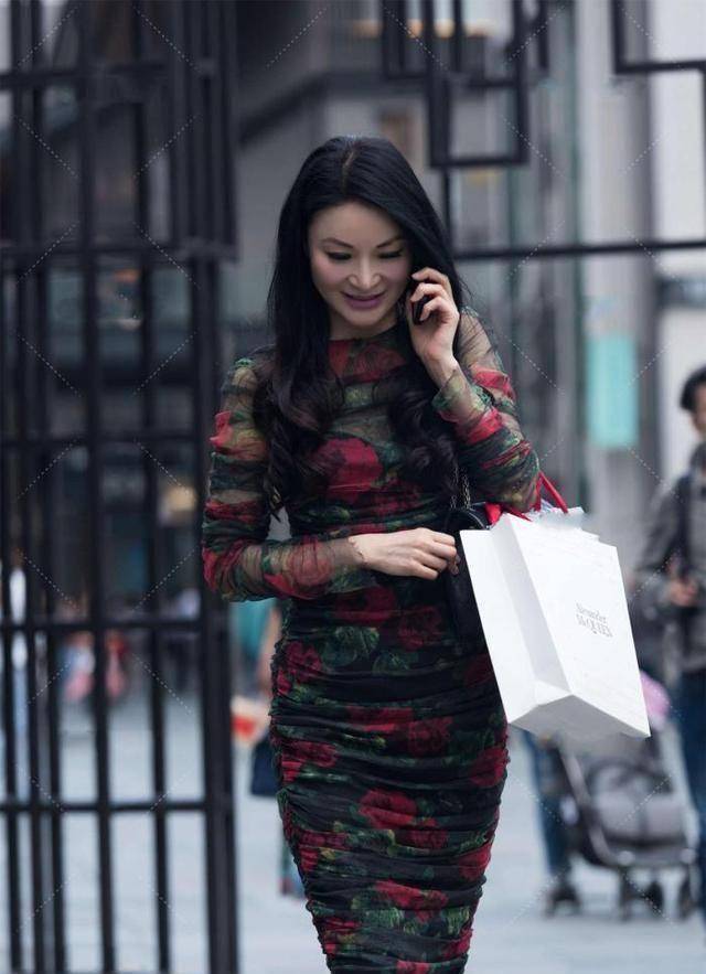 清新的季节里,穿着修身长裙,尤其适合智力高雅的成熟女性,尤其是在一