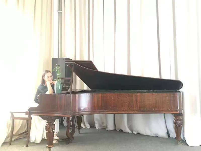 疏影,本名聂英,中国散文学会会员,重庆市作家协会会员,《辽宁文学》网