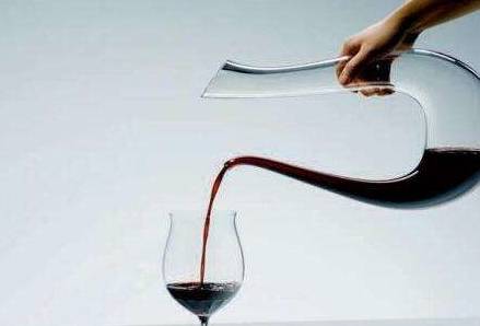 当我们打开红酒之后,必须要把它倒进醒酒器里面进行醒酒醒酒,这个步骤