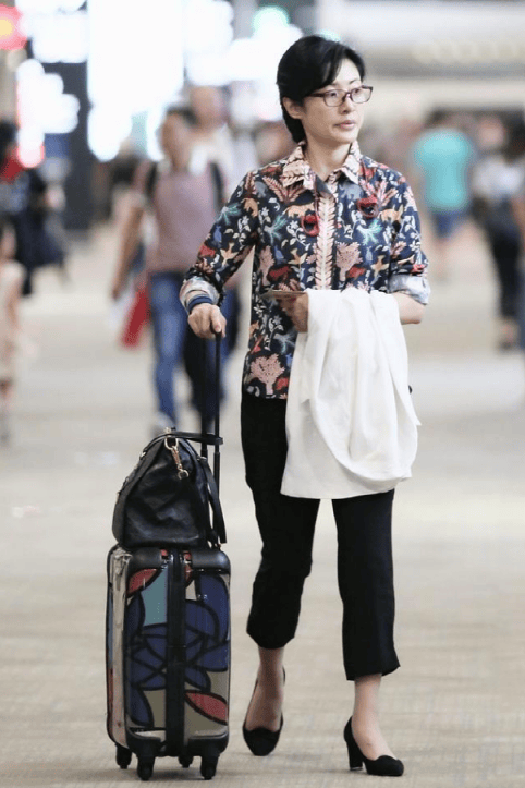51岁周涛机场素颜照曝光,戴老花镜穿花衬衫跟老奶奶无异