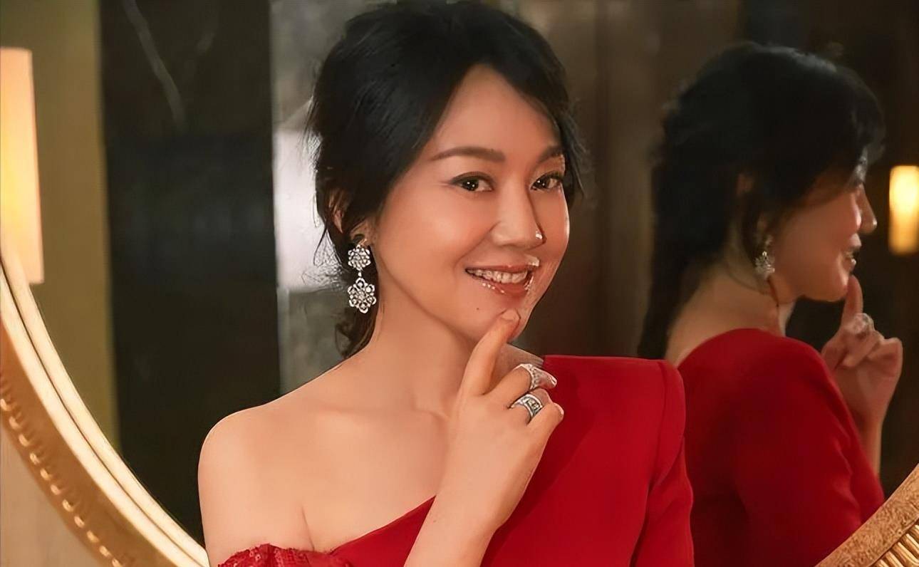 原创著名演员闫妮分手那天和女儿抱头痛哭如今女儿是她的骄傲