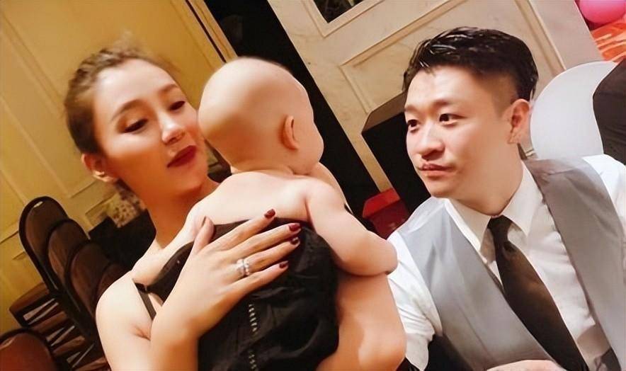 原创离婚5年后抛妻弃子的曹云金翻身大火唐菀带娃隔空秀恩爱