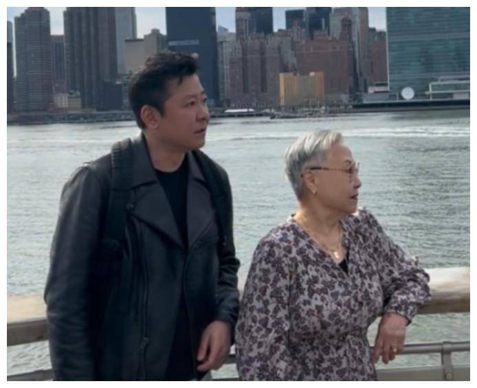 孙思瀚全家回国定居年迈母亲与岳母成好闺蜜妻子刘茜贤惠能干