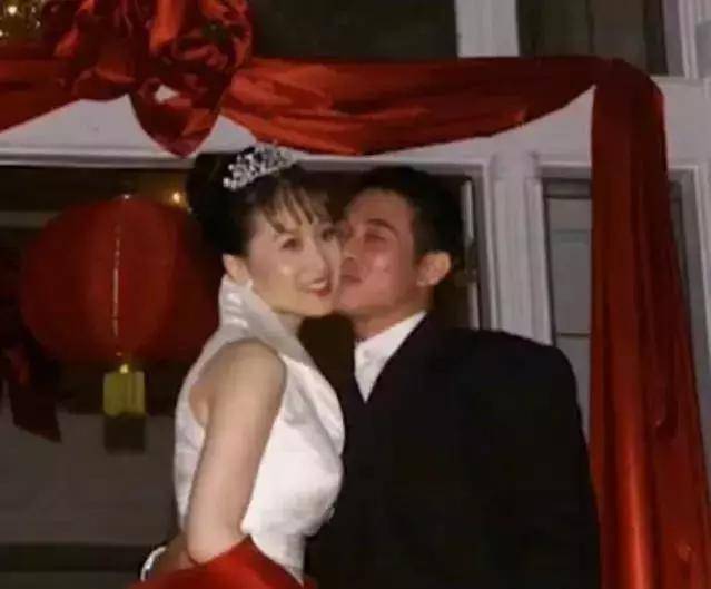 李连杰说,他与黄秋燕结婚时尚不知爱情为何物,但遇见利智让他明白了