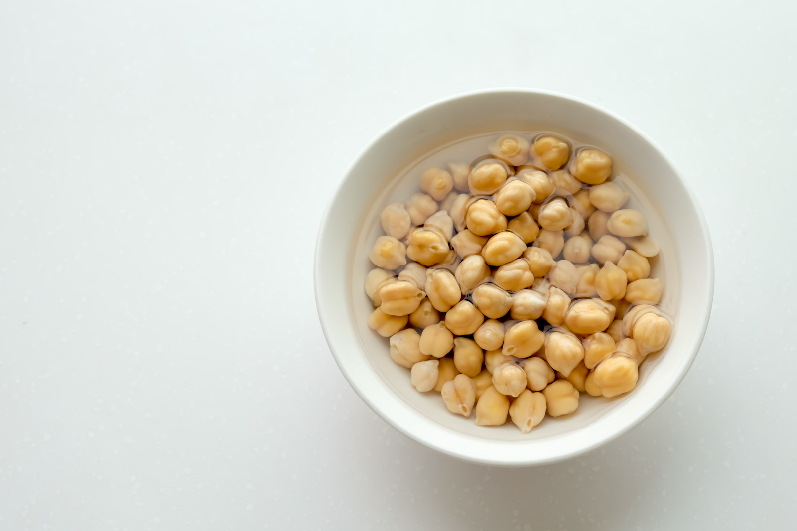 泡好的鹰嘴豆洗干净,放入锅中,加足量水,然后加入花椒,香叶,桂皮,八角