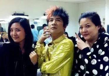 因为出门换了新买的衣服,钱包,卡都没有带,可当大张伟请求女友帮助时