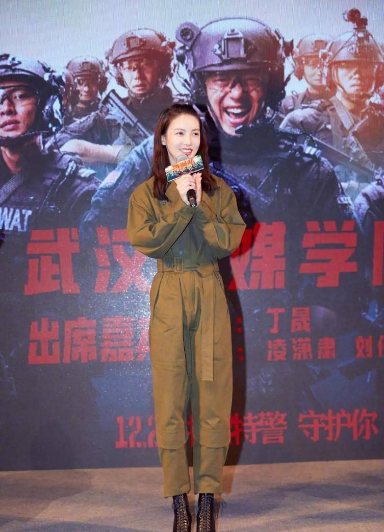 原创金晨低调现身机场穿草绿色短袖t恤清新甜美显出牛奶肌