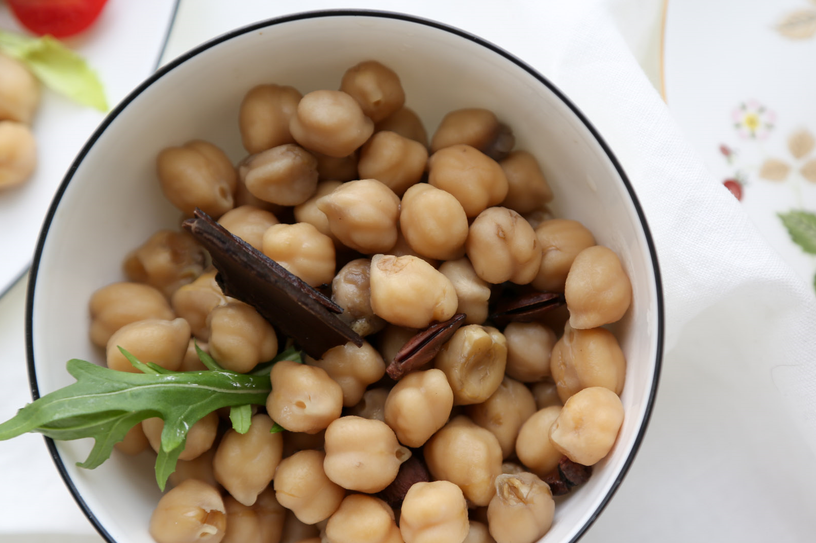 泡好的鹰嘴豆洗干净,放入锅中,加足量水,然后加入花椒,香叶,桂皮,八角