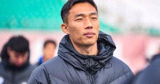 他曾经出人意料地成为上海夏窗离队的热门人选但他到目前为止还没有