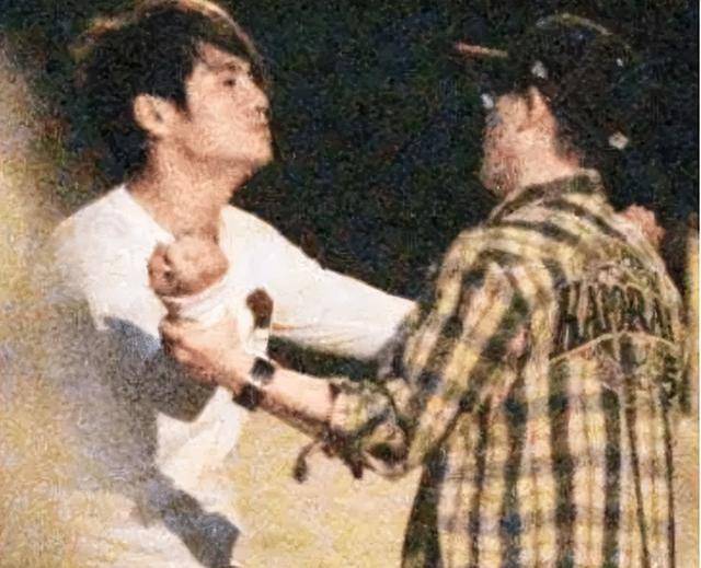 曹格的酒后闹事事件并不在少数,2009年,与侧田的打架风波使之事业和