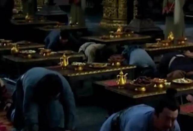 这下反而让将军们傻眼了,他们本来想趁着这场鸿门宴和皇帝鱼死网破,可