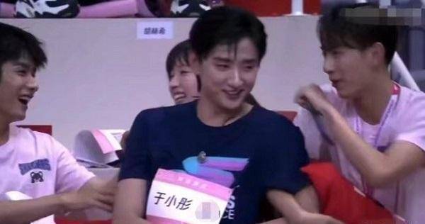 原创于小彤出轨石锤与吕钊戴情侣手绳和发帖陈小纭应该心知肚明