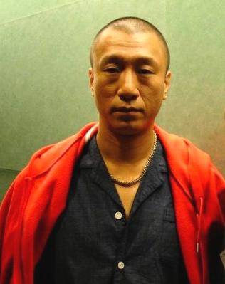 孙红雷,1970年出生于黑龙江哈尔滨,身高180cm的魁梧身材和深邃的眼神