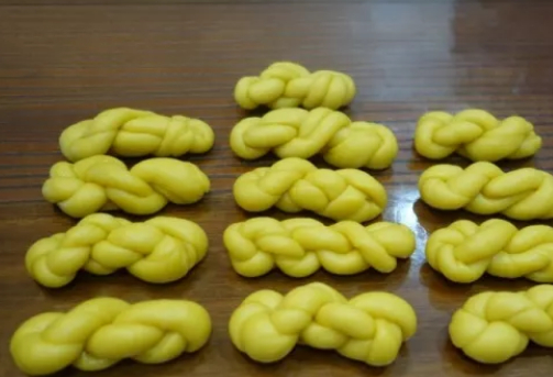 8.锅里倒油,油温四成热时下麻花,中火慢炸.9.