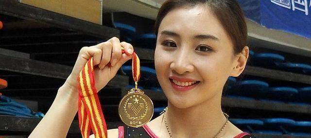 大导演一秒变身"女儿奴",双方家长各执己见,网友议论纷纷_何雯娜_梁超