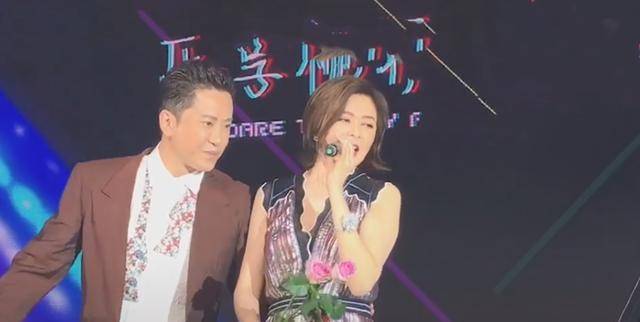 原创毛宁被关之琳嫌弃两人同台跑商演唱歌搂腰显亲密却表情尴尬