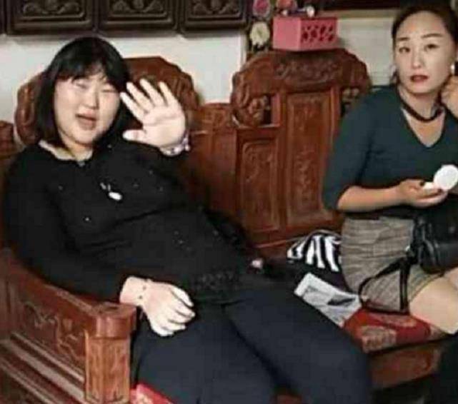 大衣哥女儿雪梅逛超市被人偷拍,痛斥无果后,抓起食品扬言要打人