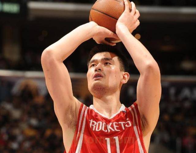 而姚明则是他们所崇拜的偶像,但像姚明这样的篮球运动员有很多很多