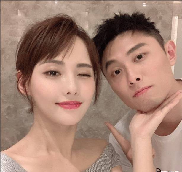 原创张嘉倪近照长发变短发喝饮料眯眼卖萌脸小身小瘦到撑不起衣服