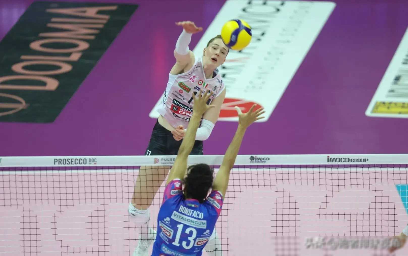 哈克表现突出罗宾逊发挥出色卫冕冠军大比分领先对手