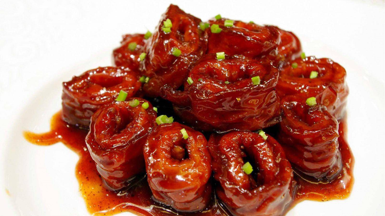 糖醋黄河鲤鱼:鱼肉鲜嫩,糖醋口味适中,深受食客喜爱.