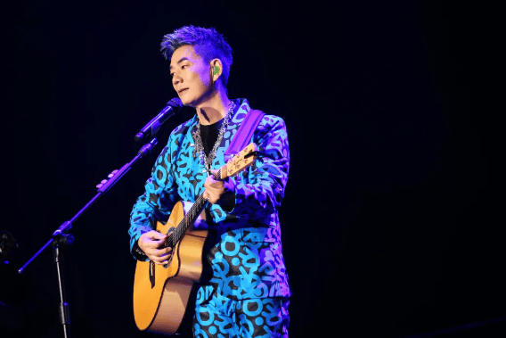 11 大连体育中心体育馆有一种浪漫,叫《浪花一朵朵》,有一种距离叫