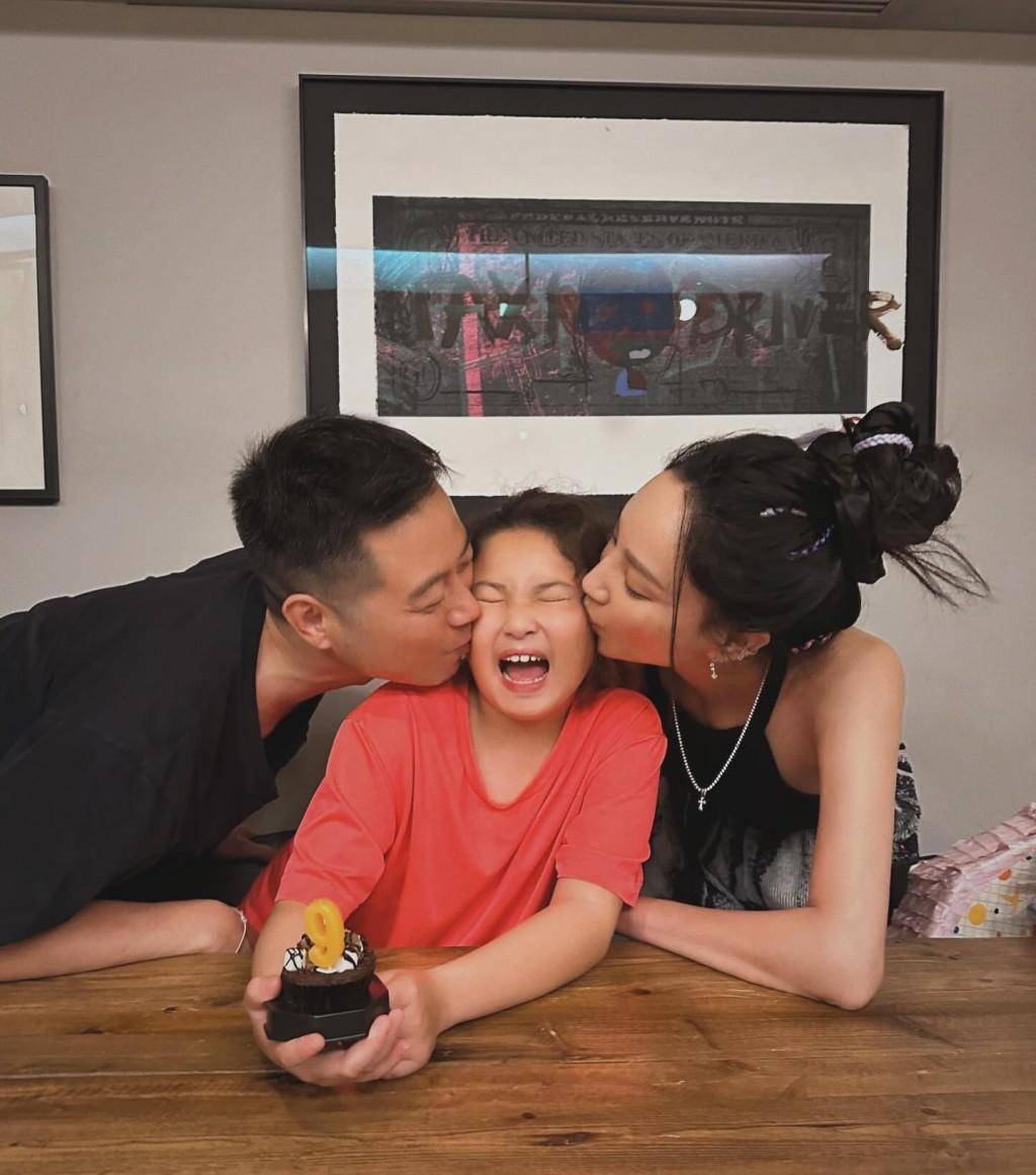 原创郑希怡9岁女儿迎生日趴被父母亲到脸变形天后视后排队送祝福