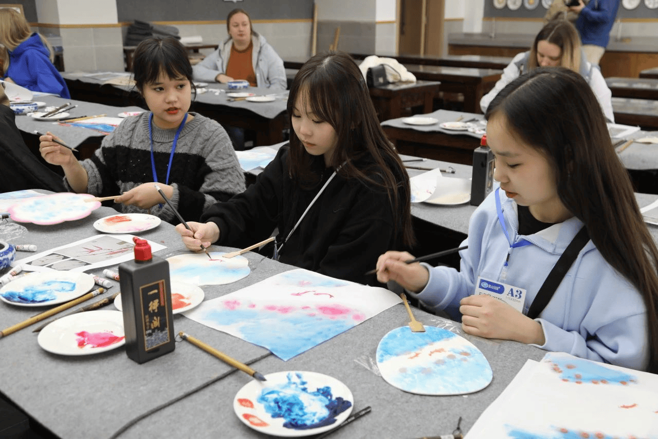 俄罗斯伊尔库茨克艺术团师生走进北京市大兴区第一中学_中国_大兴一中