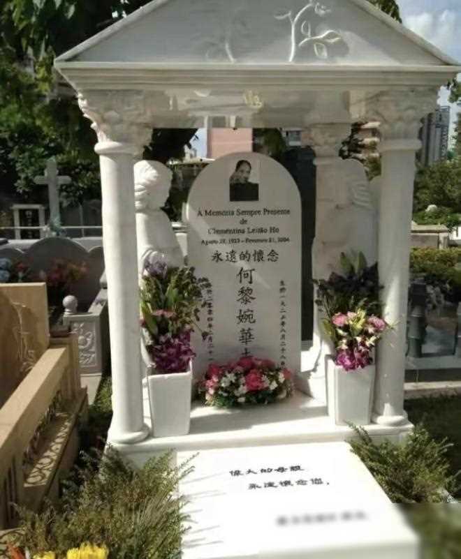 何超莲:春日美照出炉!身上裙子女明星都不敢尝试,真千金的霸气
