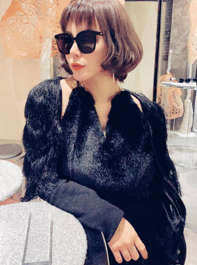 原创谁记得坐宝马车哭的女孩马诺近照公开十年过去变得认不出