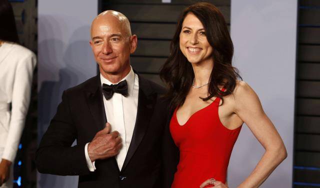 世界首富前妻50岁再婚带着530亿嫁给中学老师前夫大方送祝福