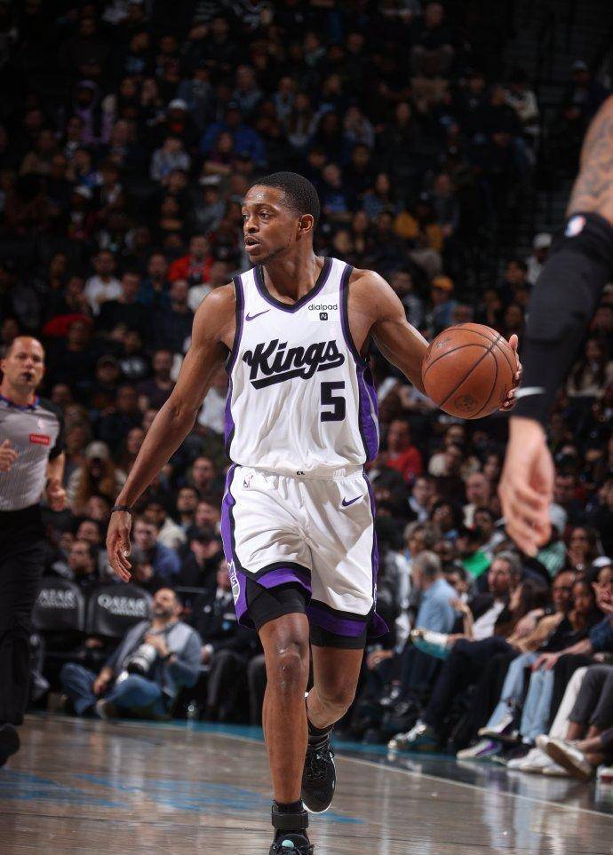 又被20分大逆转!福克斯空砍33分8板6助,小萨连续61场两双终结