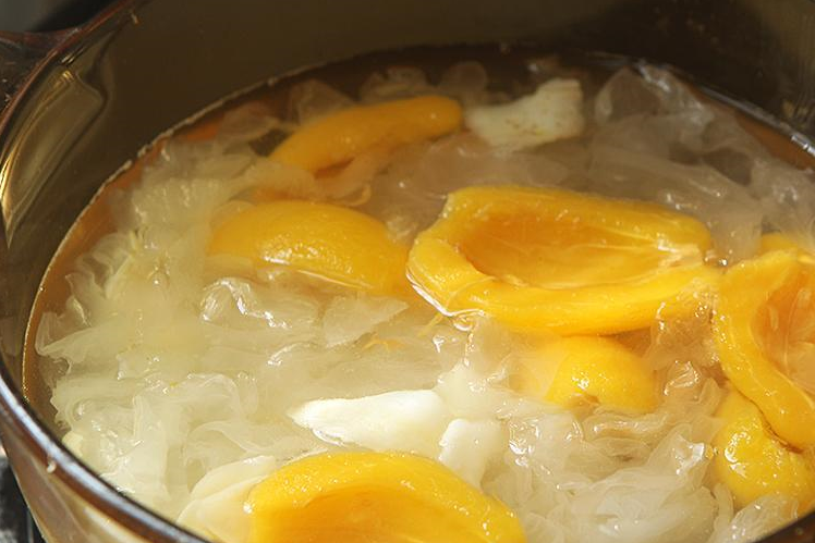 蜂蜜,晾凉后喝更爽哦~7,放入冰糖再炖半小时即可;6,倒入洗干净的百合