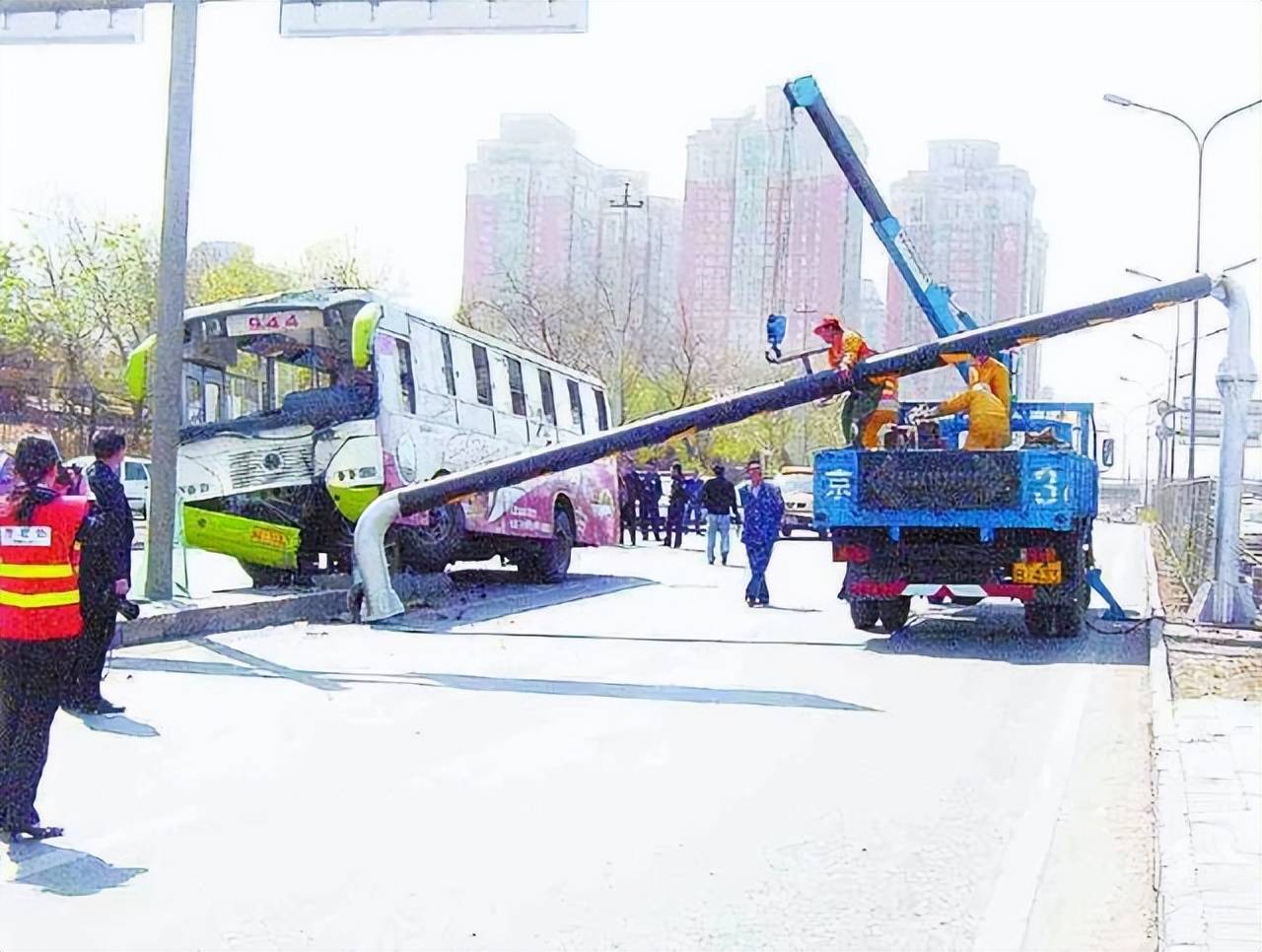 马路上出现"隐形杀手",已有多位车主受害,车主:为何不取消?