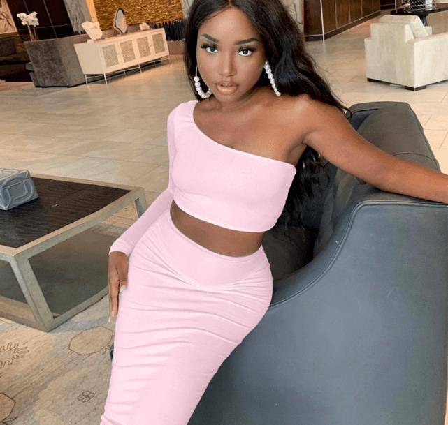 原创金卡戴珊裹镂空透视衣1米6身高似小学生清纯素颜谁敢信有40岁