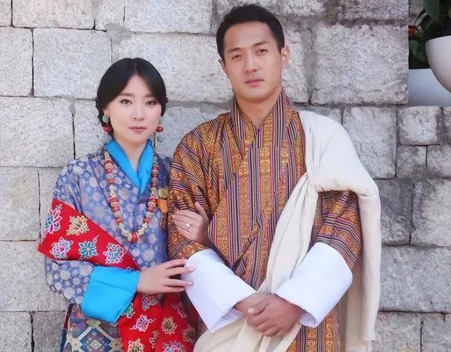 不丹国王17岁登位娶同胞4姐妹生10个孩子51岁退位享福