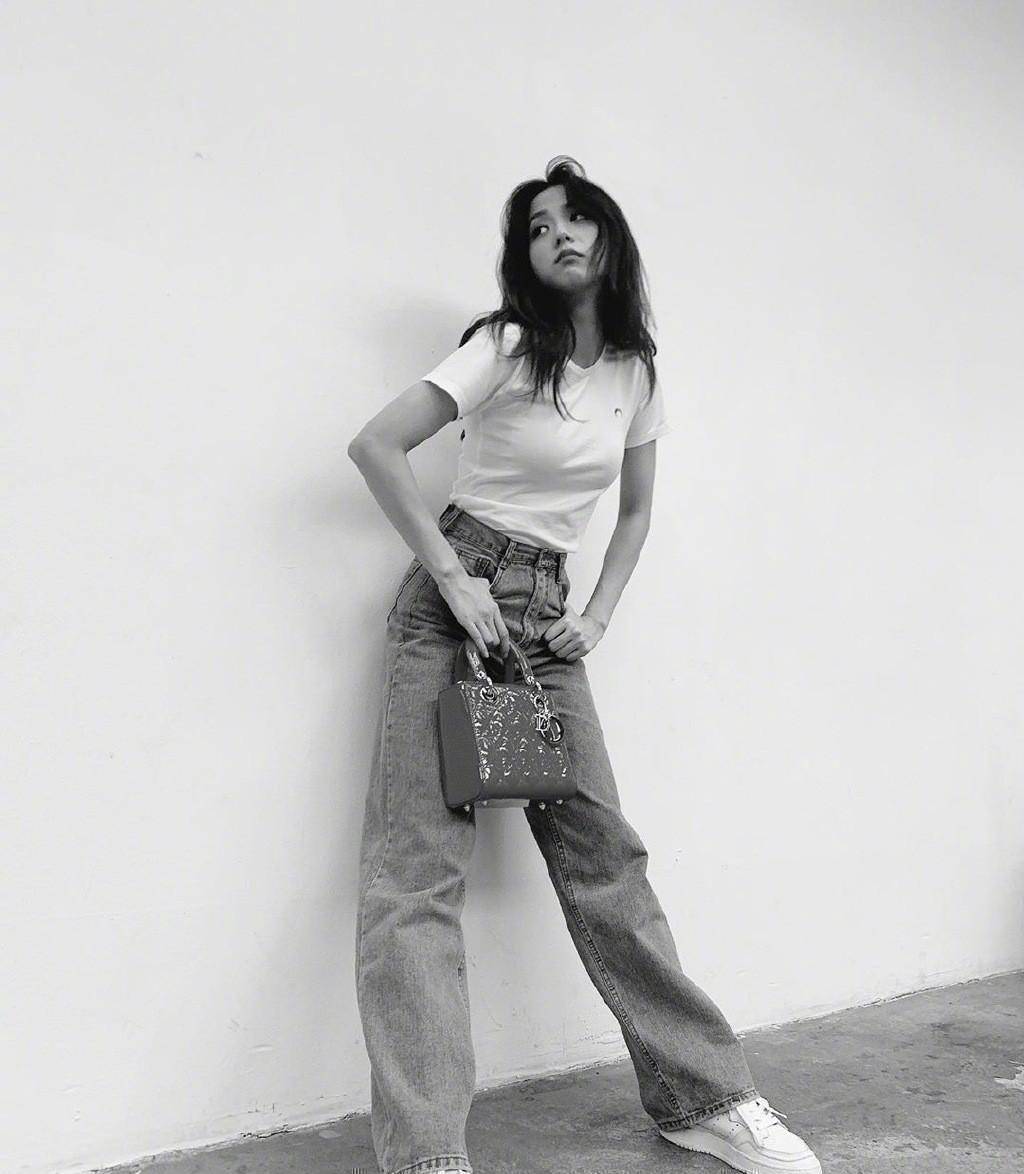 原创金智秀晒旅游库存照穿粗呢连衣裙配大红色外套阳光下明艳动人