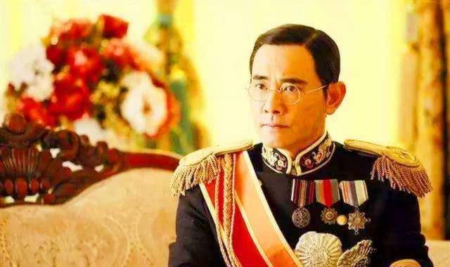 大清帝逊位后,溥仪受到优待政策,仍然可以生活在故宫里,然而他不擅长