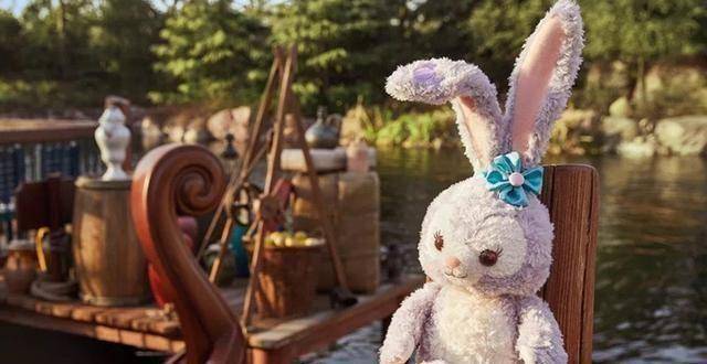 雪莉玫在上海国际旅游节的花车巡游亮相,这只小熊的角色设定和达菲熊