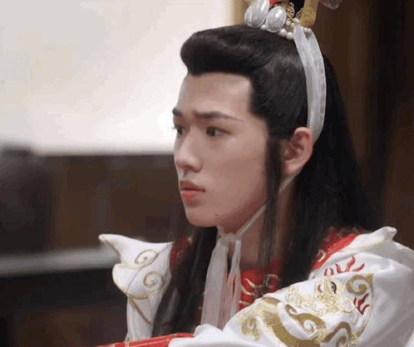 原创宋亚轩玩游戏好认真拖鞋证明清白却意外暴露自己的身高