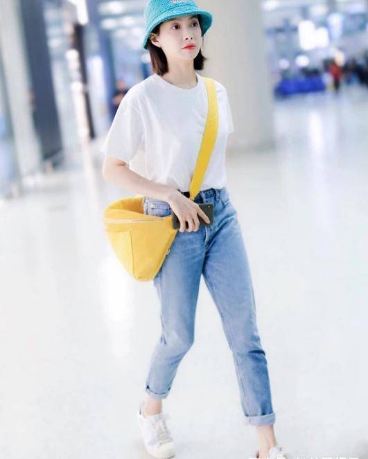 春季打扮就学宋茜,纯白t恤搭配卷边牛仔裤,清新又时尚