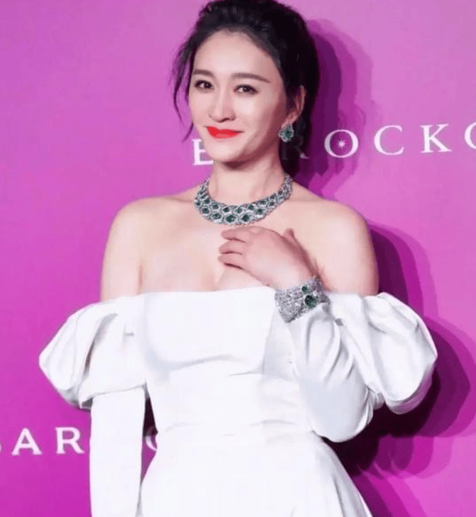 李小冉蜕变47岁的大号水蜜桃掀起新风潮美的无可争议