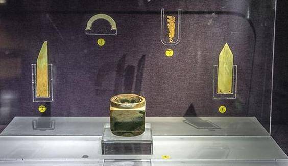 墓葬揭开一神秘古国,出土上万件文物,一块废铁却成为"国宝"_考古_古墓