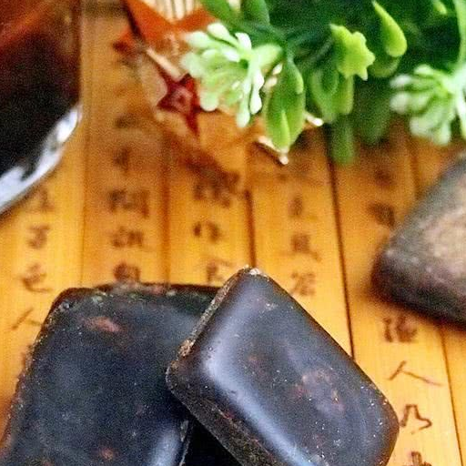 年轻女孩经期喝点黑糖水,能缓解腹部的坠胀感和不适感,特别是对由于