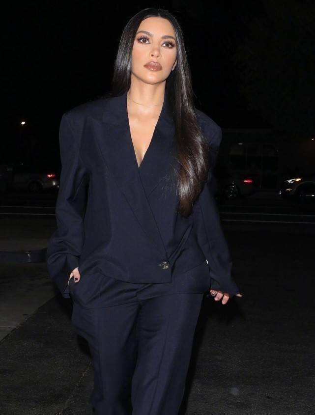 原创金卡戴珊助阵巴黎世家时装秀针织裙秀沙漏身材梳起背头似女王