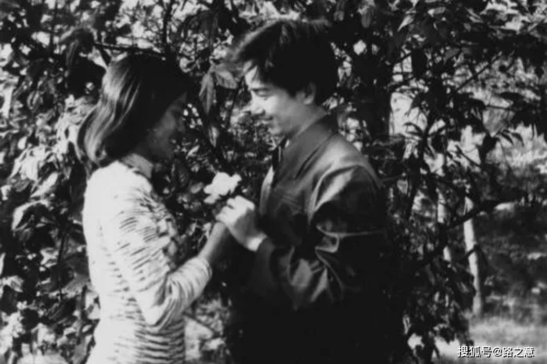 大街上,刘小敏眼花缭乱,目不暇接.下午3时,她俩在一家小书摊前休息.