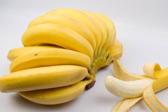 香蕉具有非常好的饱腹作用,能够在减少食物摄入的同时提供足够的牧靠