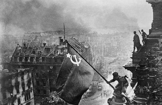 二战后,德国战俘先吃泻药后游街,过程尴尬无比,事后却高兴万分_苏联